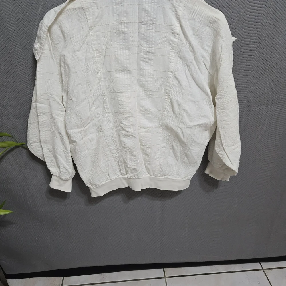 Sophisticated White Suit Jacket with Sleek Design